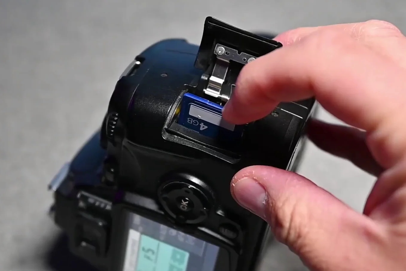 Inserting SD card into Nikon D40