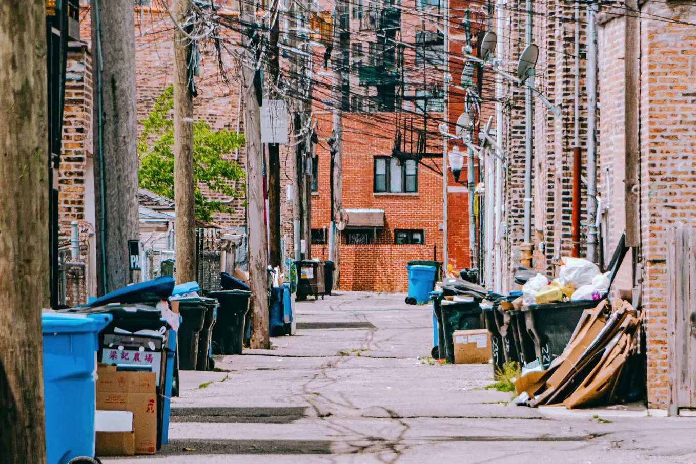 Street photography in Chicago alleyway
