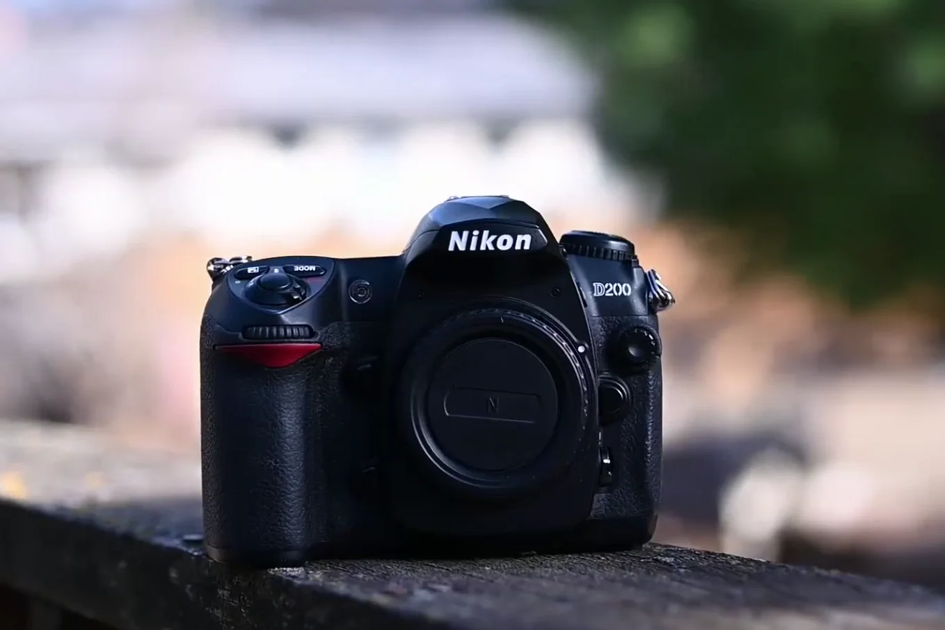 The CCD Legend Returns: Why the 20-Year-Old Nikon D200 is Still a Beast in 2025