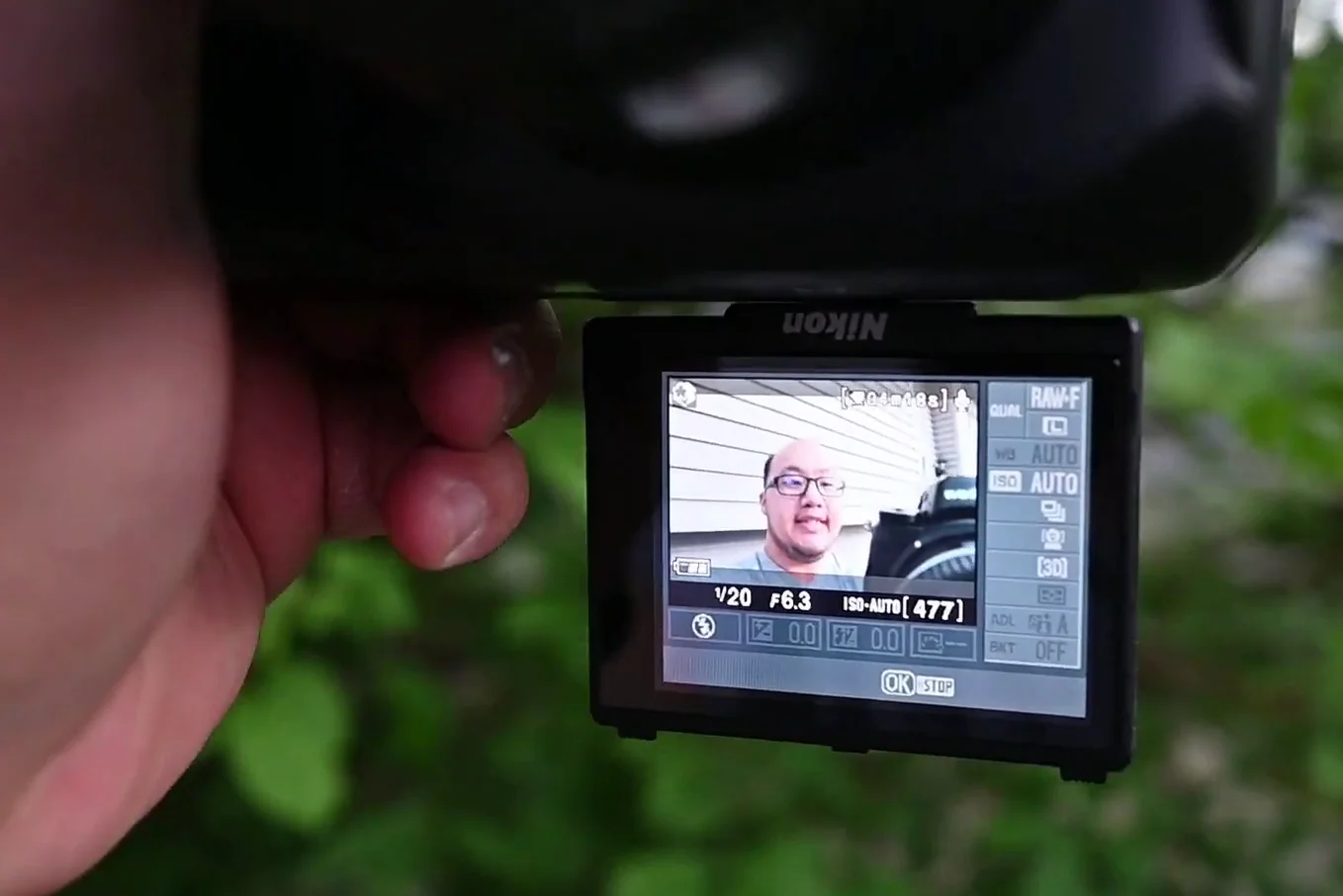 Vlogging test on the Nikon D5000 screen showing poor quality